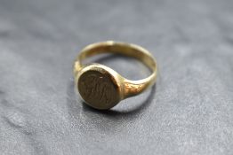 A gent's 9ct gold signet ring bearing monogram, size T & approx 3.9g