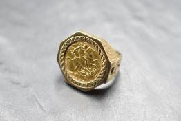 A George V half sovereign coin ring, South Africa mint, dated 1925, held within a geometrically