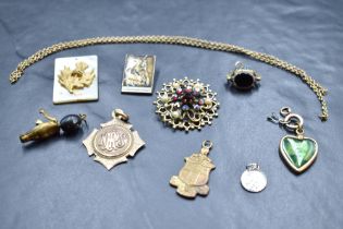 A small selection of sundry jewellery and related items, to include 'Fumsup' touchwood lucky