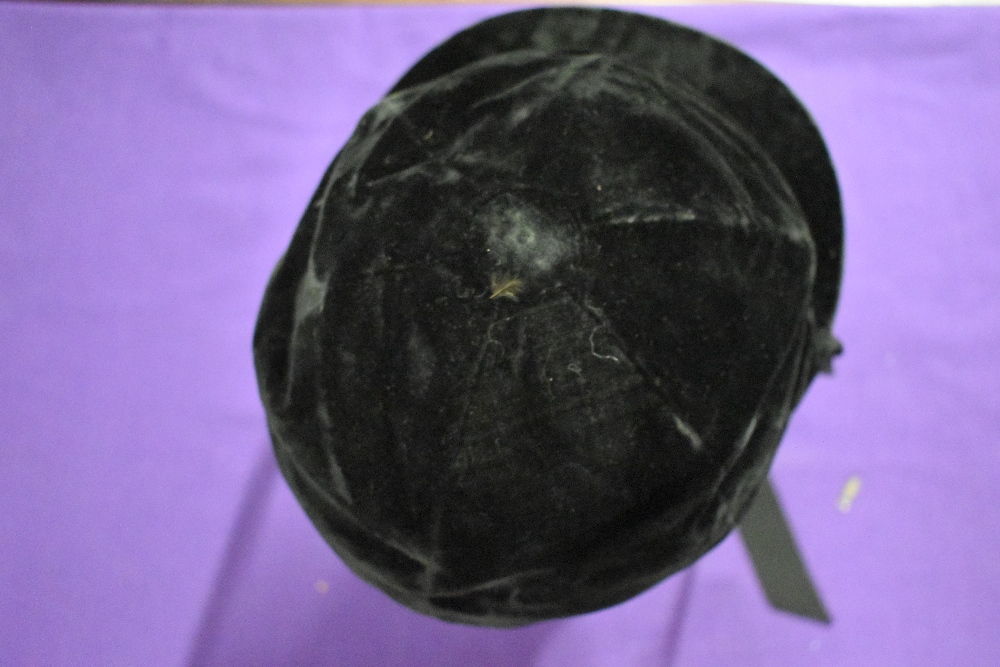 An early 20th century black velvet cap. - Image 2 of 4