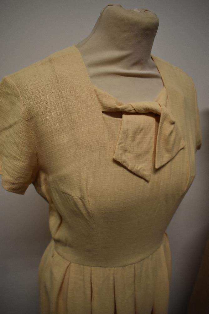 A 1950s buttermilk textured cotton day dress with tie detail to bodice, pleated skirt and cap - Image 4 of 7
