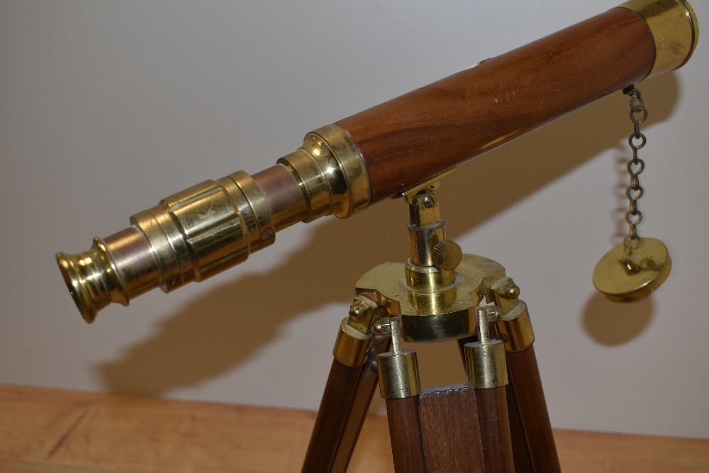 A vintage table top telescope on tripod stand, measuring 39cm tall - Image 2 of 2