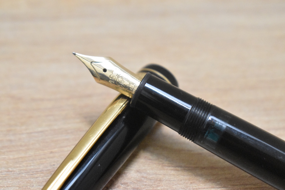 A Montblanc Meisterstuck 146 twist fill fountain pen in black with two narrow and a broad band to - Image 2 of 4