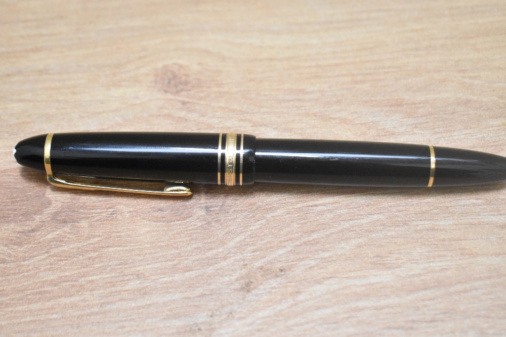 A Montblanc Meisterstuck 146 twist fill fountain pen in black with two narrow and a broad band to - Image 4 of 4