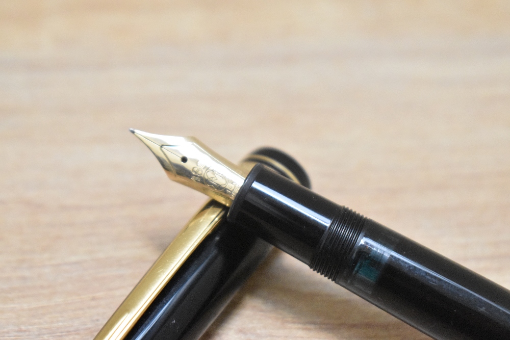A Montblanc Meisterstuck 146 twist fill fountain pen in black with two narrow and a broad band to - Image 3 of 4