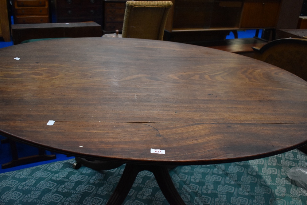 A Regency mahogany dining table having oval top on quadruple splay legs, approx 149 x 118cm - Image 2 of 2