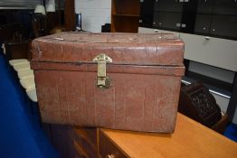 A vintage tin trunk, approx. 66x42x42cm