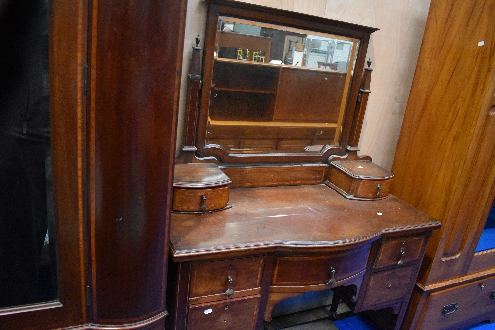 An Edwardian mahogany two piece bedroom suite comprising mirror door wardobe and dressing table, - Image 5 of 5