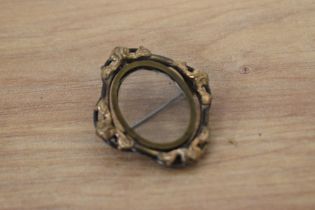 A Victorian swivel frame picture brooch in gold tone metal, with pin fastening.