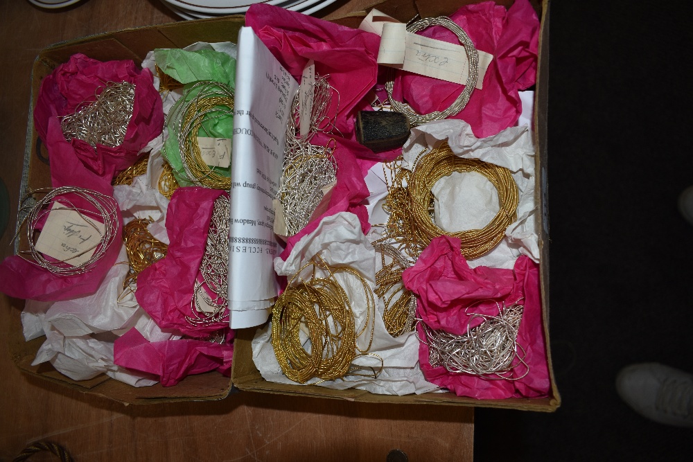 A selection of gold and silver tone metal embroidery threads and a thimble, in case. - Image 3 of 3