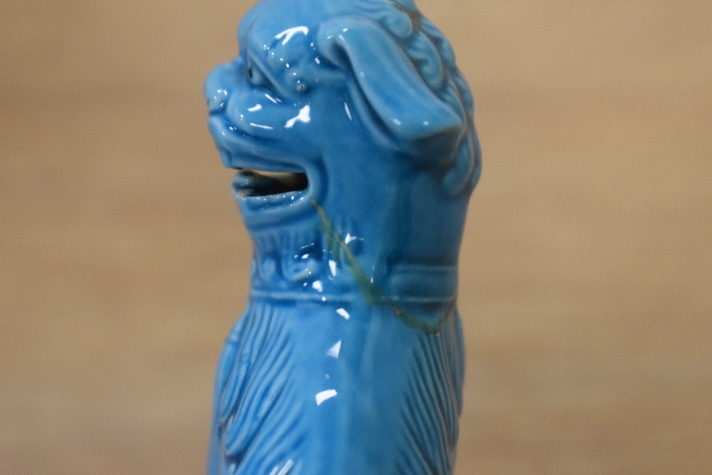 A pair of early 20th Century turquoise glazed Foo Dog statues, measuring 12cm tall - Image 3 of 3