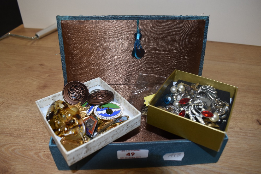 An assorted collection of vintage white metal and other costume jewellery, plus enamelled metal - Image 2 of 2