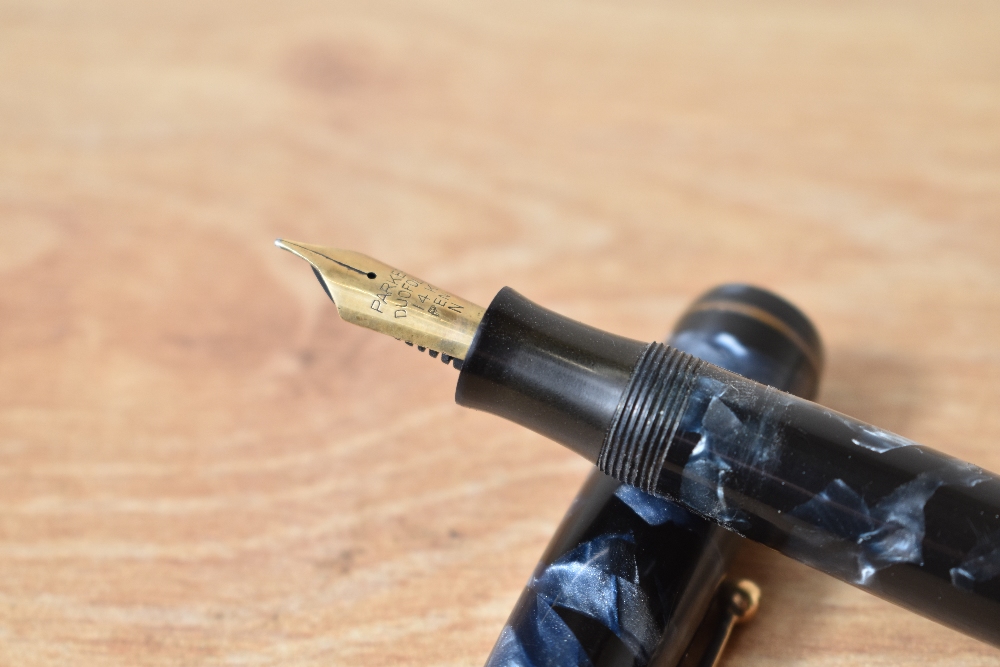 A Parker Duofold Long button fill fountain pen in blue black marble having Parker Duofold 14k N nib. - Image 2 of 4