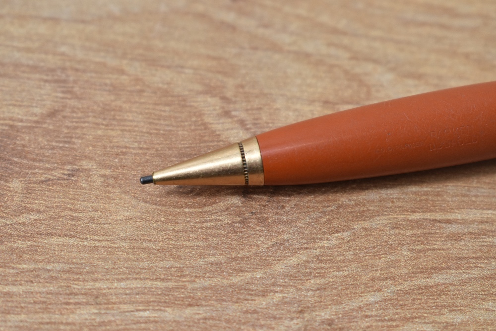 A Parker Duofold Vest Pocket propelling pencil in red. Missing ring from ring top - Image 2 of 2