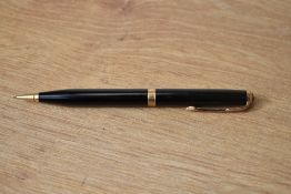 A Parker Vacumatic propelling pencil in black with decorative band
