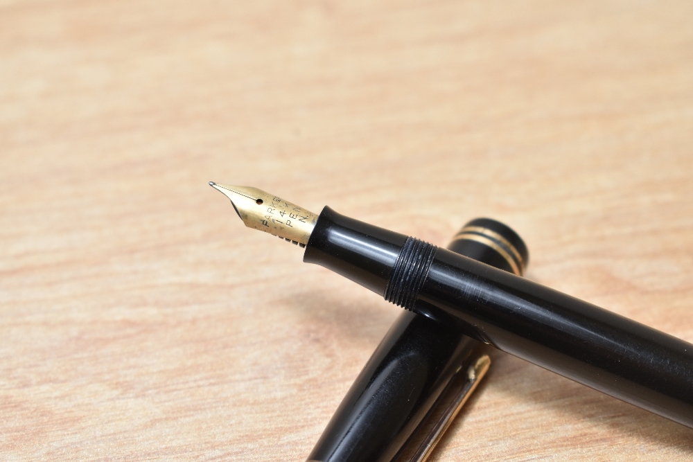 A Parker Victory button fill fountain pen in black with two bands to the cap having Parker 14k N - Image 2 of 3