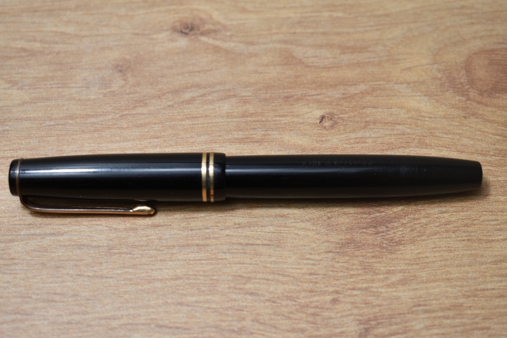 A Parker Victory button fill fountain pen in black with two bands to the cap having Parker 14k N - Image 3 of 3