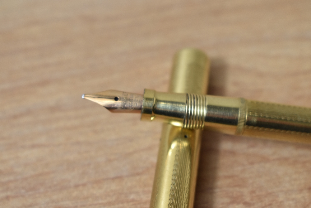 A Parker Duofold Lucky Curve button fill fountain pen in gold fill having Parker Lucky Curve nib - Image 2 of 3