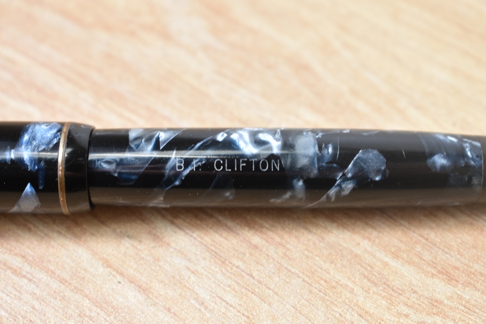 A Parker Duofold Long button fill fountain pen in blue black marble having Parker Duofold 14k N nib. - Image 4 of 4