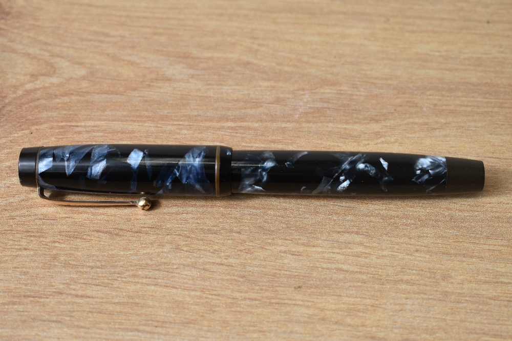 A Parker Duofold Long button fill fountain pen in blue black marble having Parker Duofold 14k N nib. - Image 3 of 4