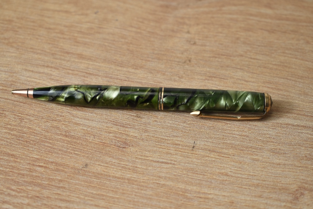 A Parker Vacumatic propelling pencil in green and black marble with two bands