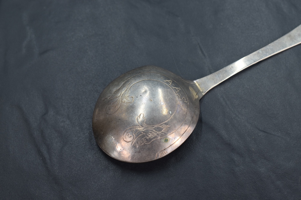 An unusual 17th/18th century Scandinavian white metal spoon, the shallow circular bowl issuing a - Image 3 of 3