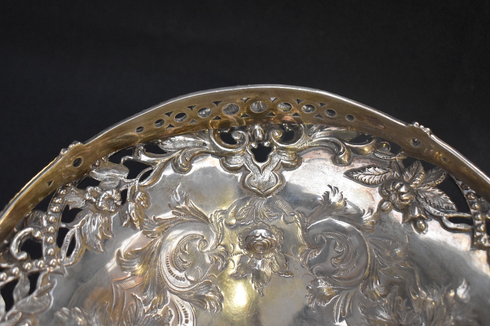A Victorian silver basket, of oval form with pierced and bead-moulded pivoted handle, over the - Image 4 of 5