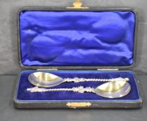 A cased pair of late Victorian apostle spoons, having pear-shaped bowls with figural join, twisted