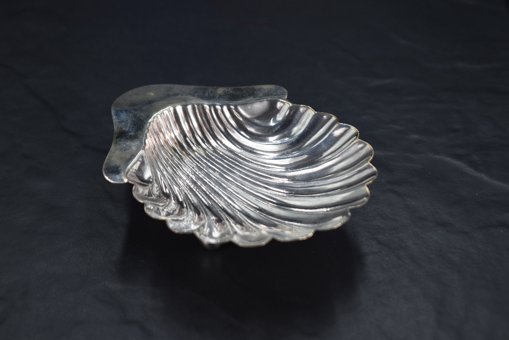 A late Victorian cased silver scallop-shell form butter dish with near matching butter knife ( - Image 2 of 2