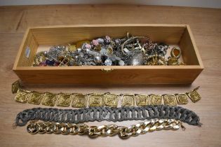 A mixed lot of vintage and ladies costume jewellery.