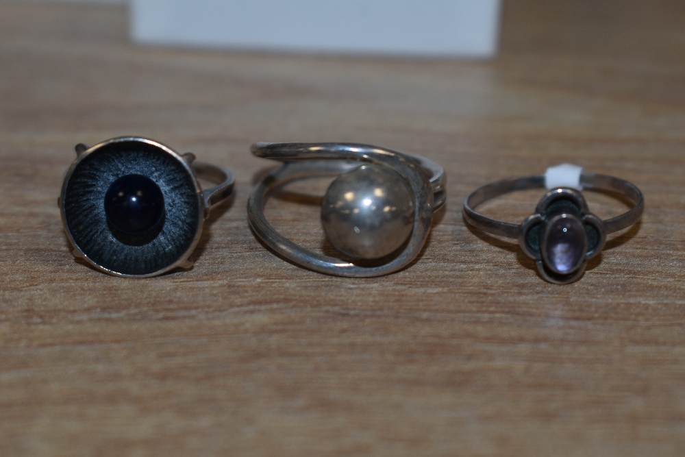 Seven silver and white metal rings of various forms including modernist, amethyst, marcasite etc - Image 4 of 5