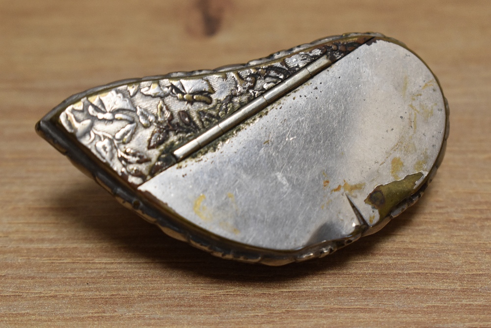A 19th Century white metal engraved snuff box, in the form of a polished mussel shell, measuring 7cm - Image 2 of 2