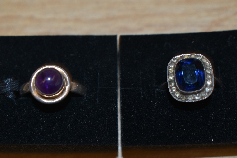 Seven silver and white metal rings of various forms including modernist, amethyst, marcasite etc - Image 2 of 5