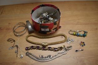 A tub of assorted costume jewellery, including yellow and white metal chains
