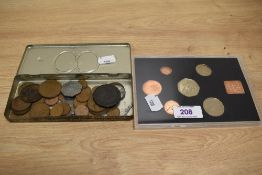 A 1970s Elizabeth II proof coin set & a tin of assorted coins and tokens