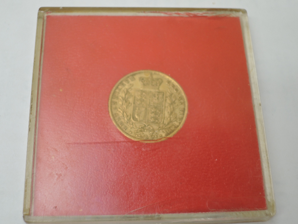 A 1857 Queen Victoria Gold Sovereign, Young Head, Shield Back, Royal Mint, in plastic case - Image 2 of 2