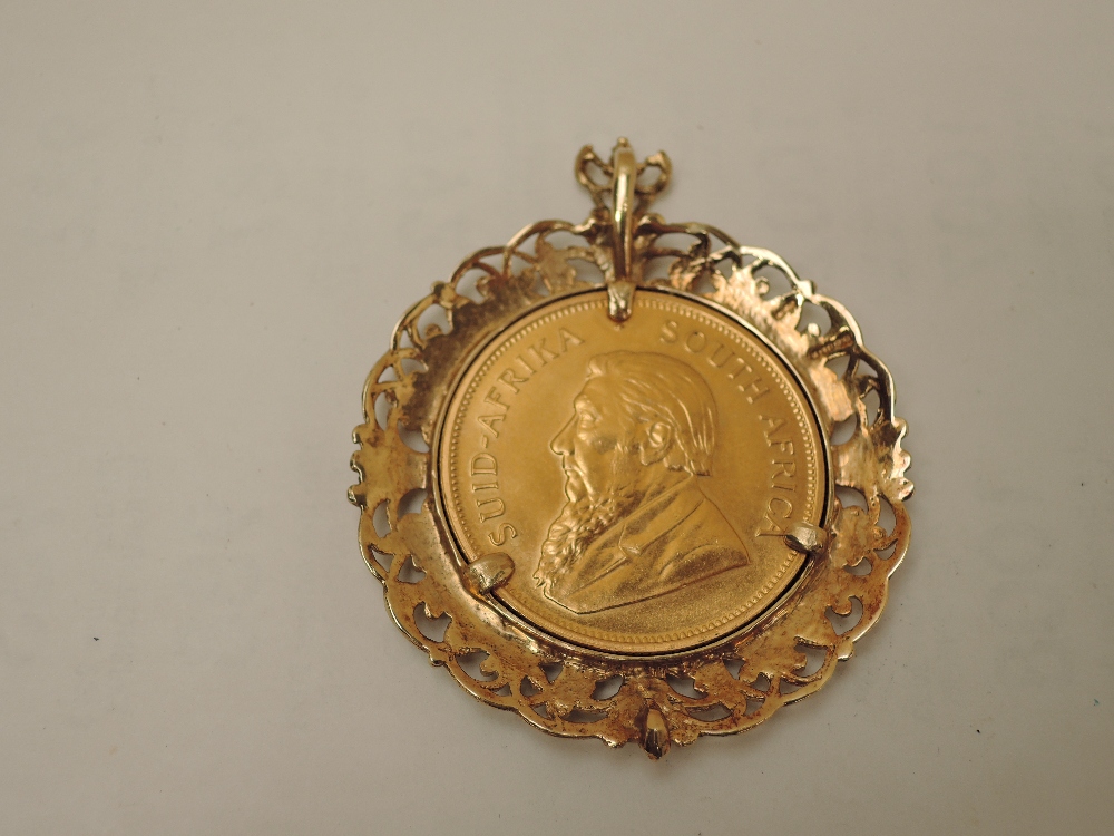 A 1978 South Africa 1oz Fine Gold Krugerrand in 9ct Gold pendant mount, total weight 43.6g - Image 2 of 2