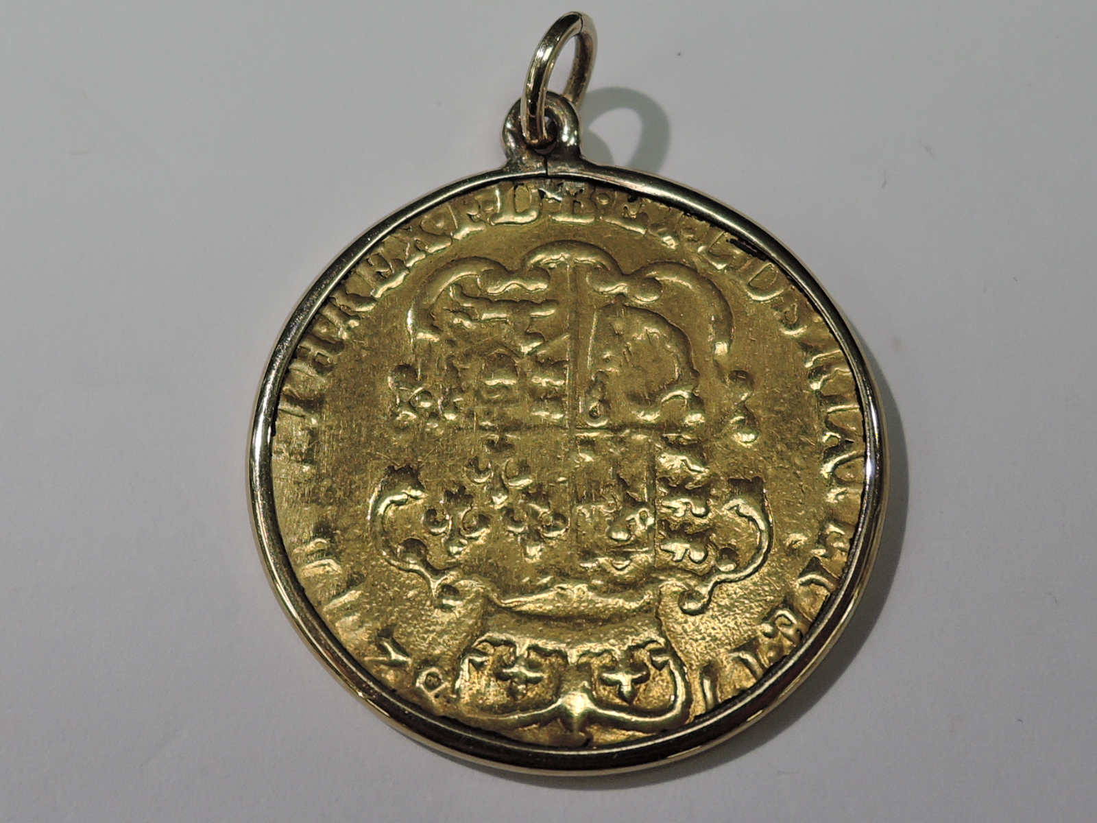 A 1782 George III Gold Guinea, shield back, in loose fitting yellow metal mount, possible 9ct but n - Image 2 of 2