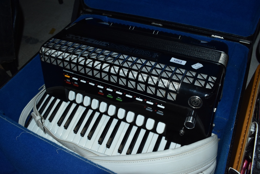 A Hohner VOX5P Midi (atlantic) accordion, with case and accesories