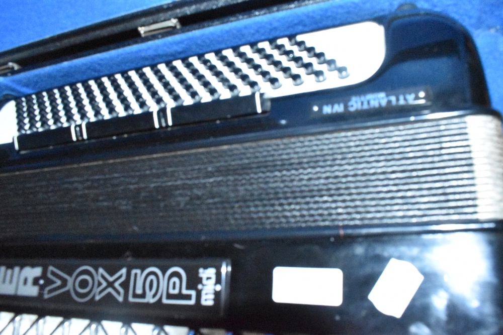 A Hohner VOX5P Midi (atlantic) accordion, with case and accesories - Image 3 of 5