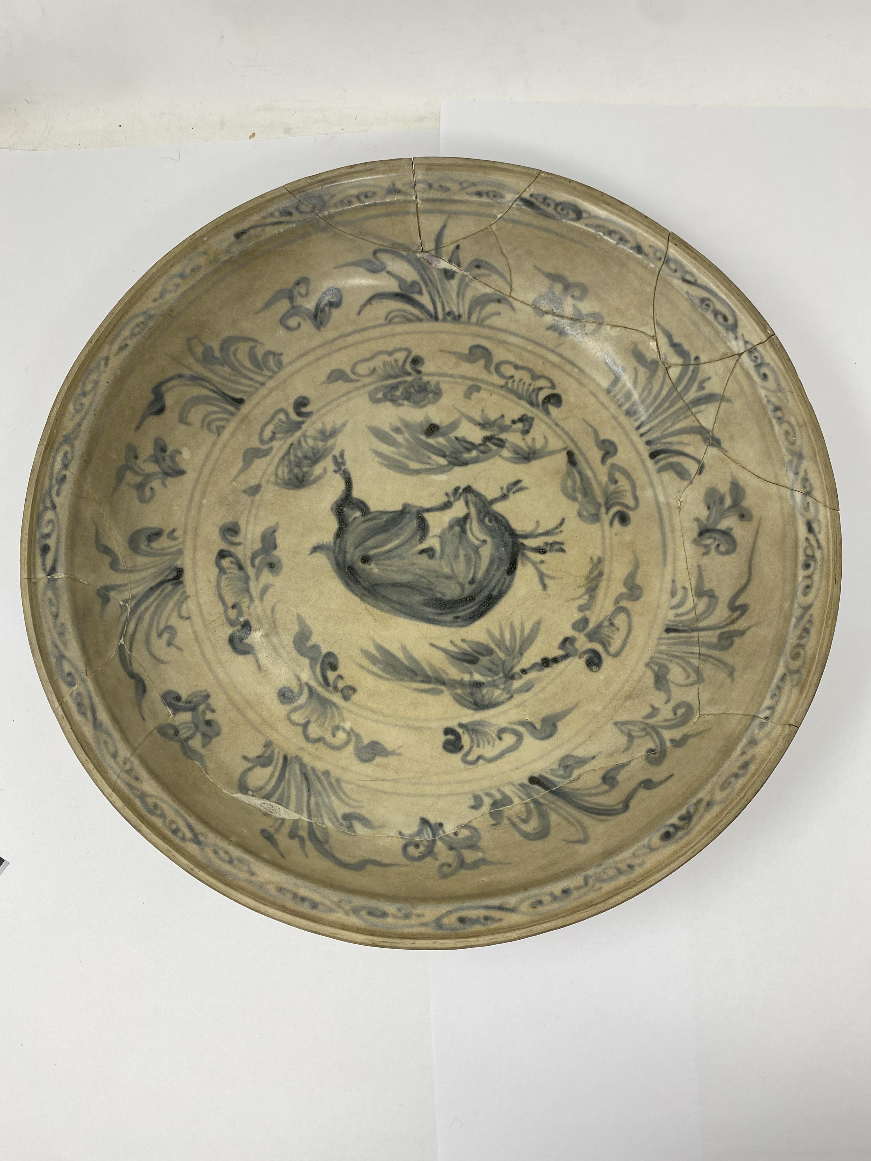 A LARGE ANNAMESE BLUE AND WHITE DISH, 15/16TH CENTURY - Image 2 of 7