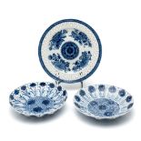 TWO CHINESE BLUE AND WHITE ‘ASTER’ PATTERN DISHES, KANGXI PERIOD (1662-1722)
