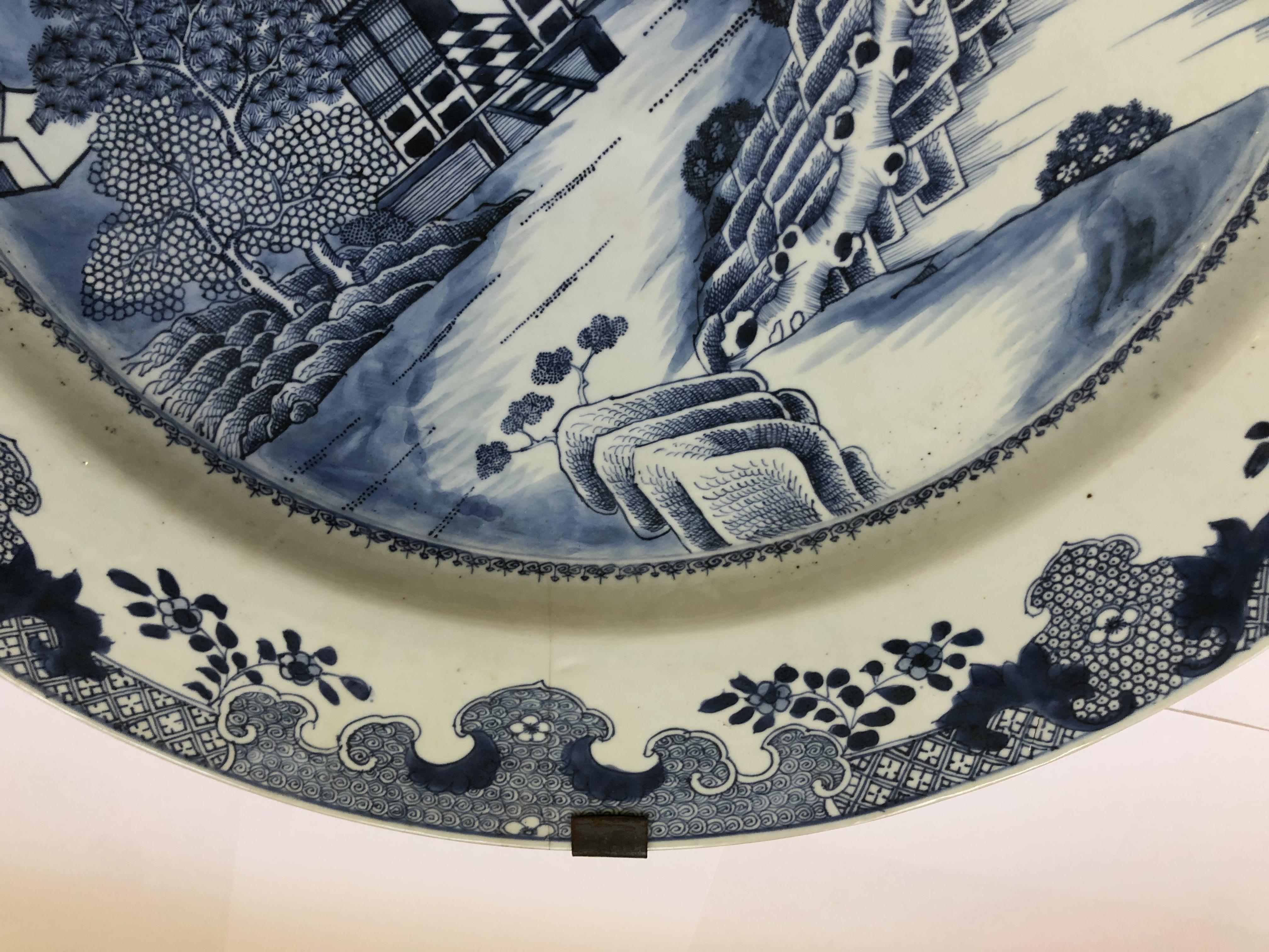 A LARGE CHINESE BLUE AND WHITE CHARGER, QING DYNASTRY, LATE 18TH CENTURY - Image 5 of 7