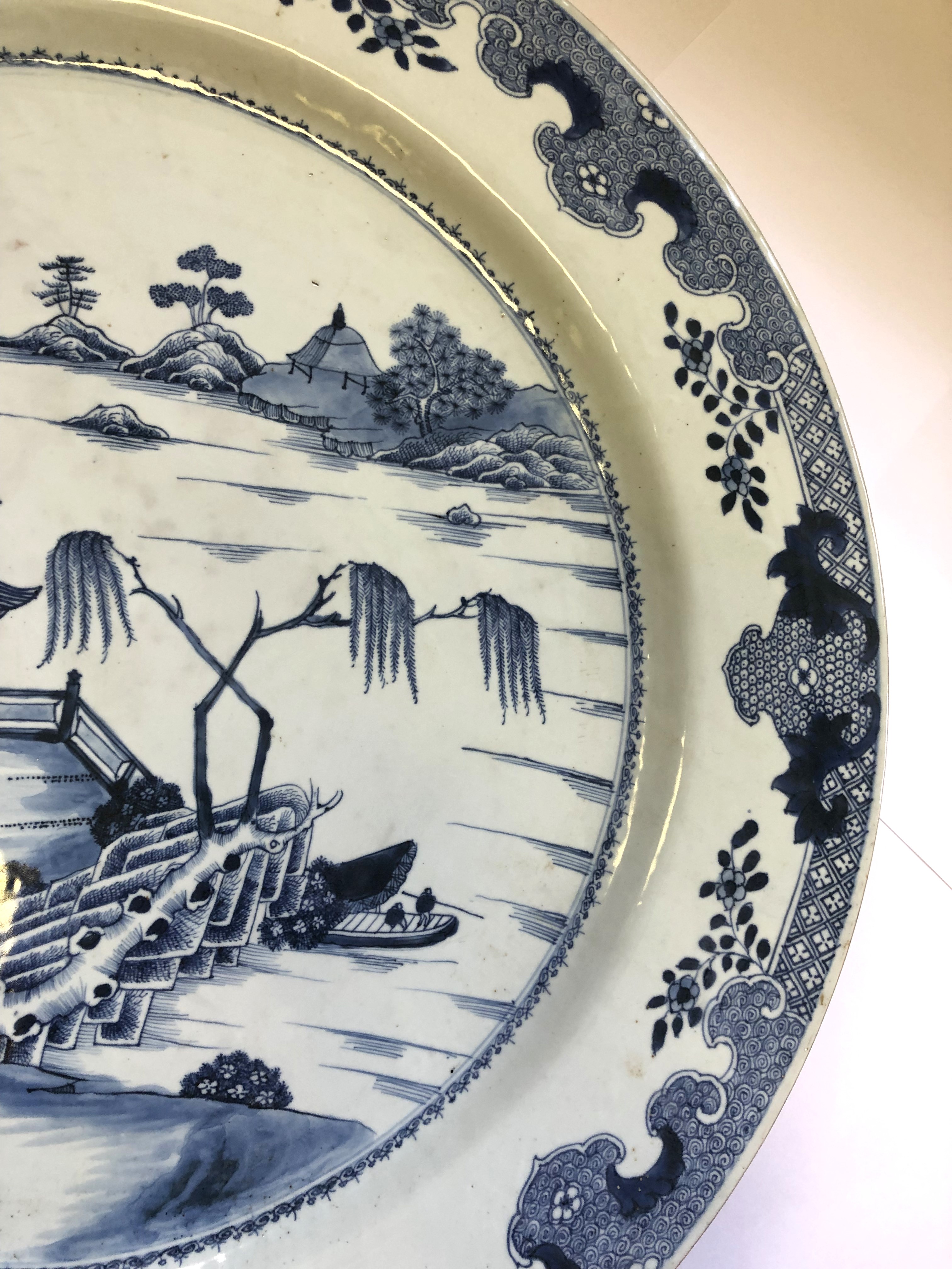 A LARGE CHINESE BLUE AND WHITE CHARGER, QING DYNASTRY, LATE 18TH CENTURY - Image 4 of 7