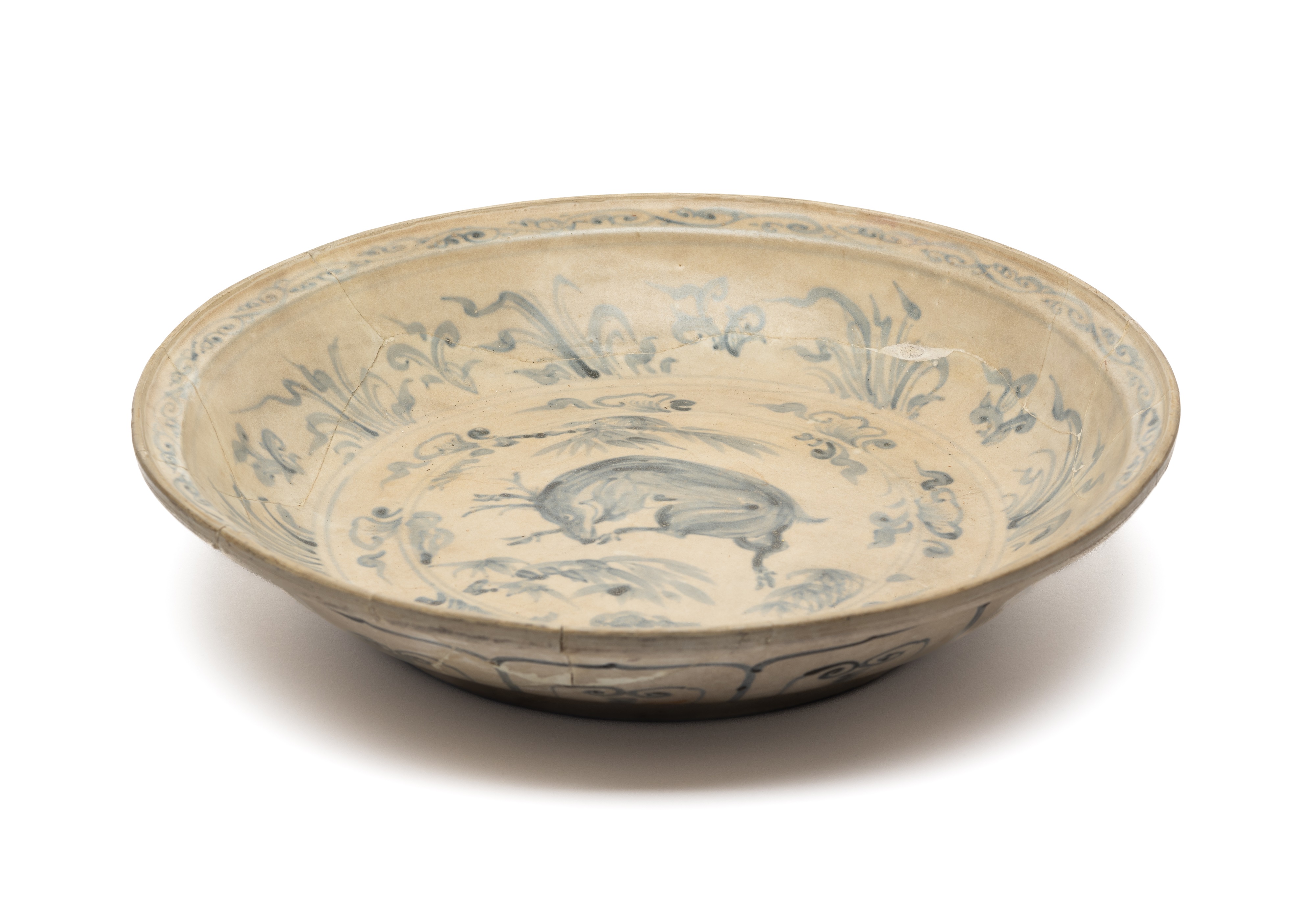 A LARGE ANNAMESE BLUE AND WHITE DISH, 15/16TH CENTURY