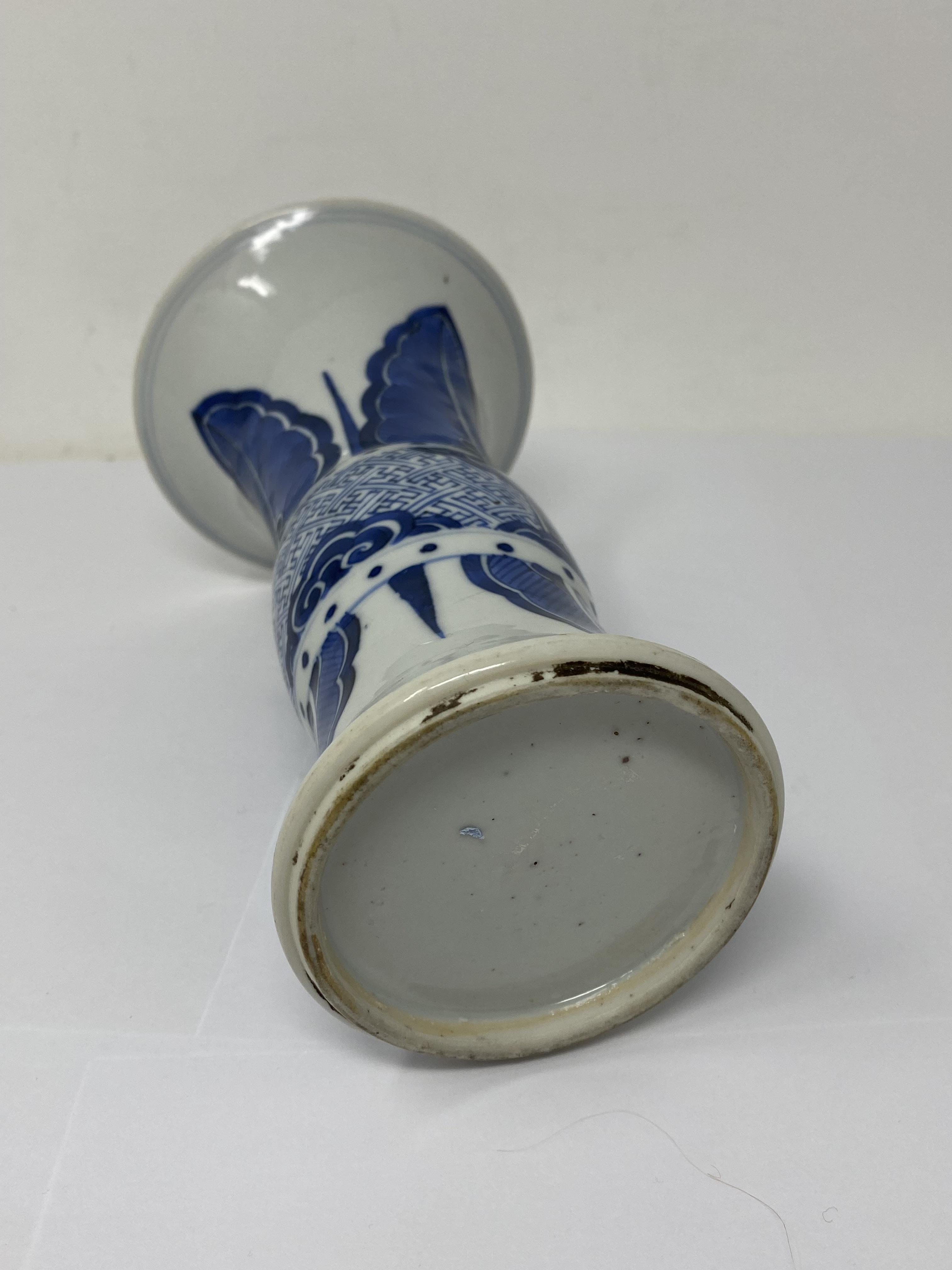 A SMALL CHINESE BLUE AND WHITE BEAKER VASE, 'GU', 18TH CENTURY - Image 4 of 7