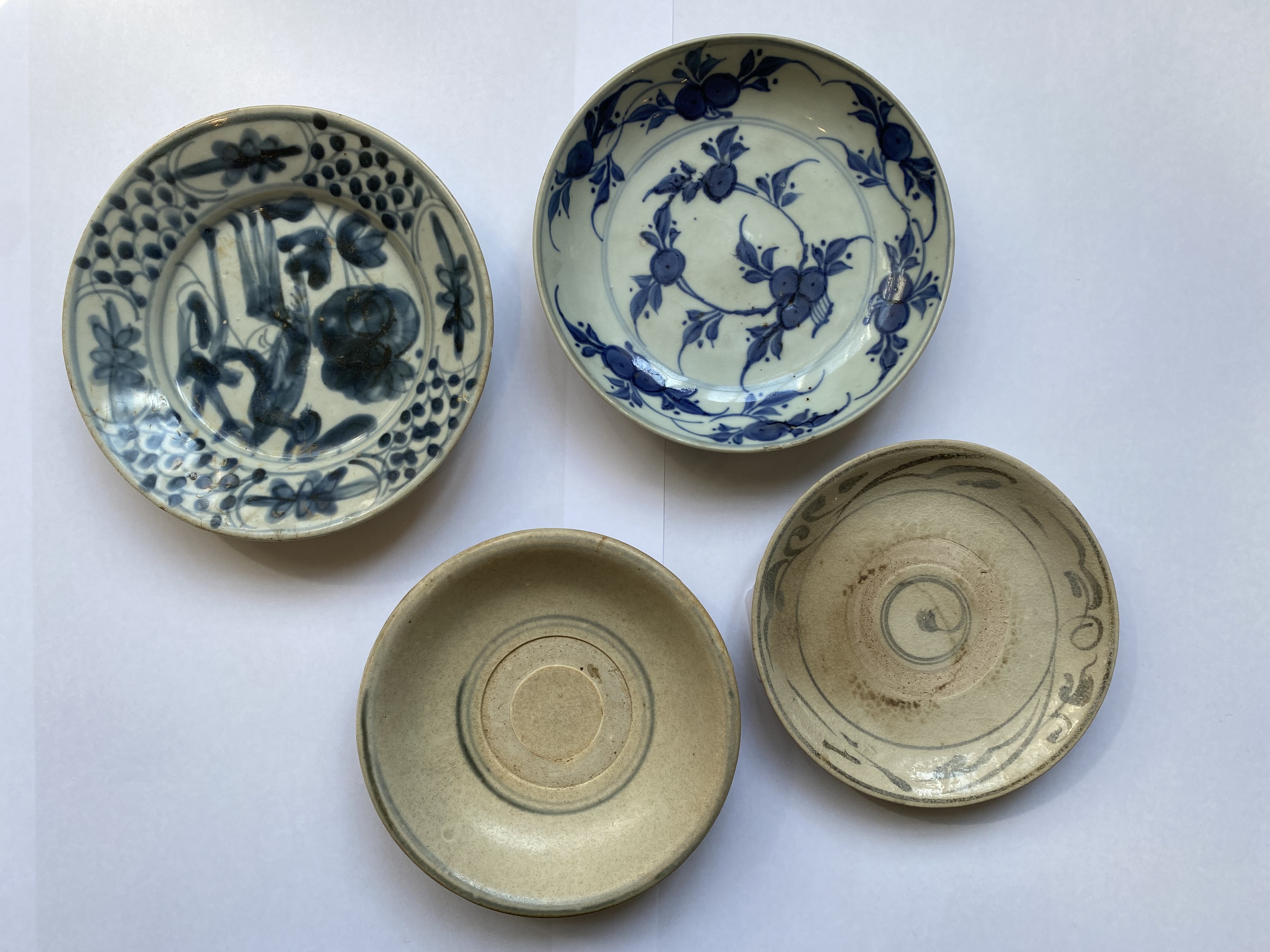 A LARGE CHINESE BLUE AND WHITE DISH, LATE MING DYNASTY - Image 6 of 7