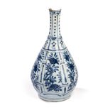 A CHINESE BLUE AND WHITE ‘KRAAK’ PORCELAIN VASE, WANLI PERIOD (1572-1620)