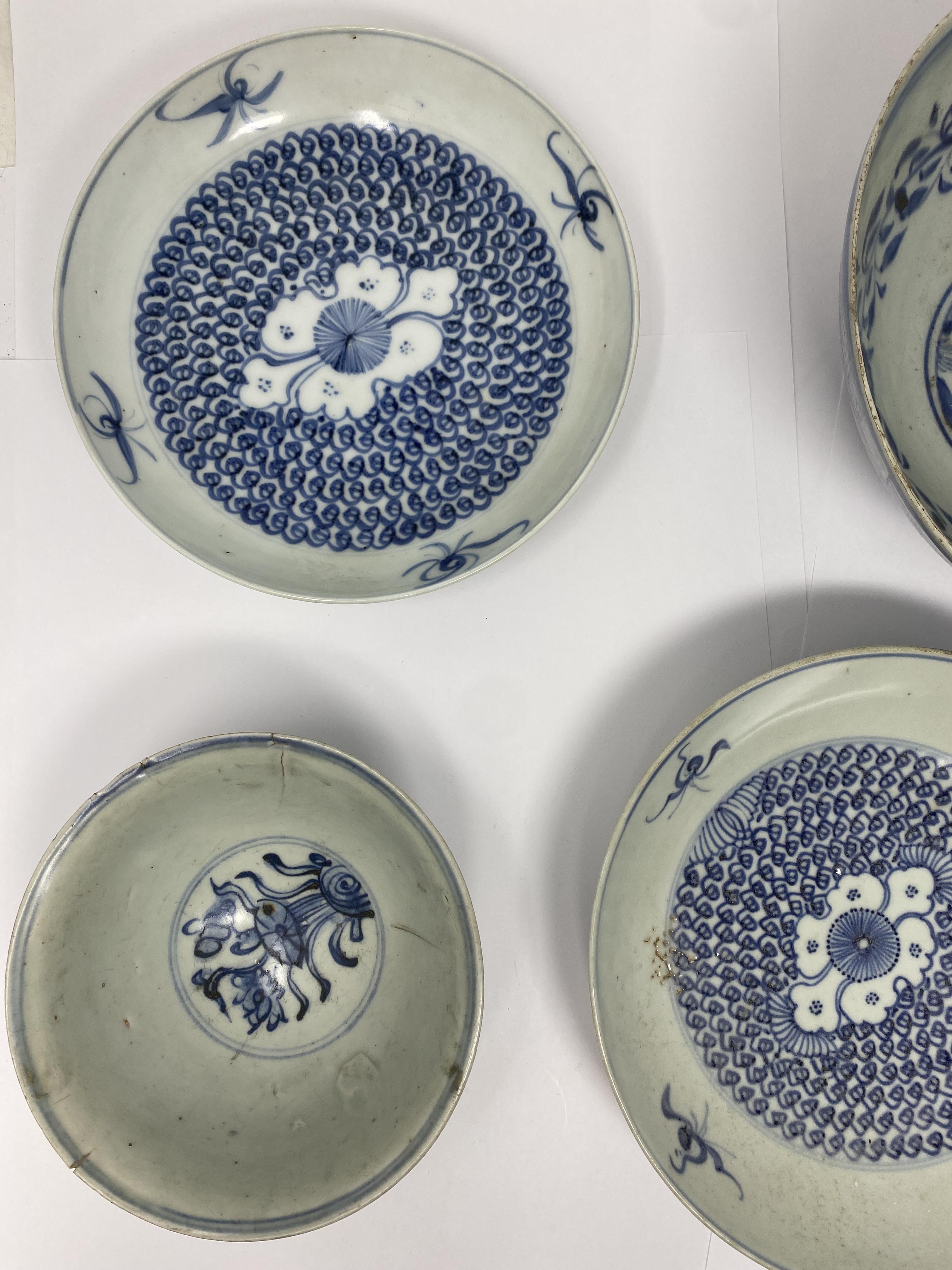A LARGE CHINESE BLUE AND WHITE ‘PEONY SCROLL’ BOWL, MING DYNASTY - Image 3 of 5