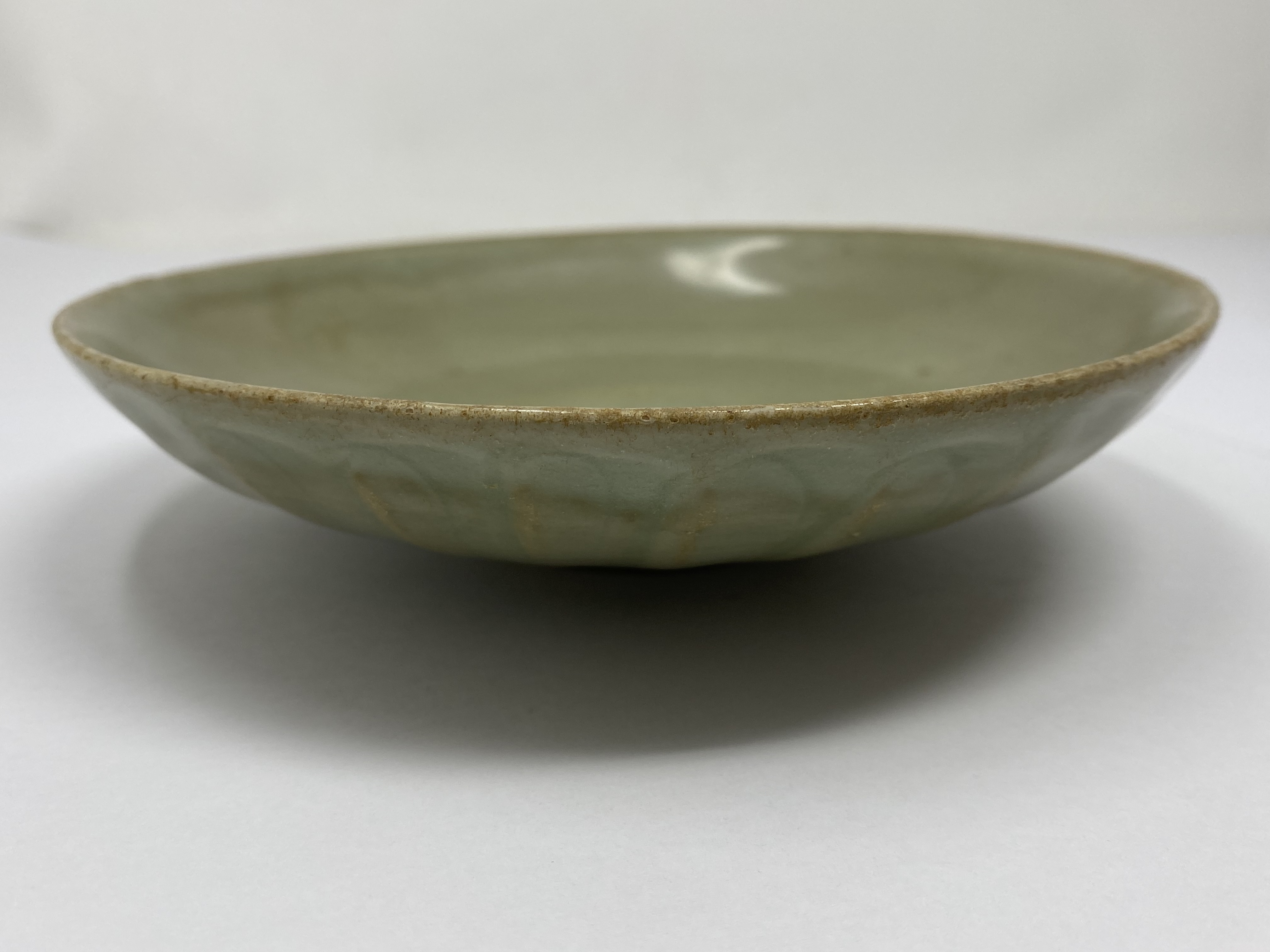 A LONGQUAN CELADON 'LOTUS' DISH, SONG DYNASTY (1127-1279) - Image 4 of 4